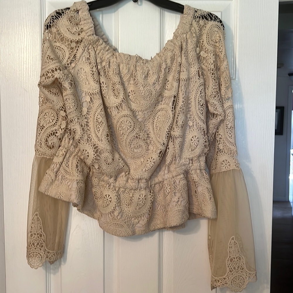 Beautiful top from Venus! Great for the spring or summer!